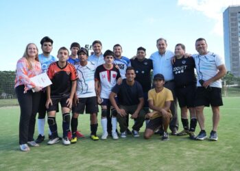 Pullaro acompañó el entrenamiento de Los Búhos y anunció apoyo para su preparación hacia la final nacional.