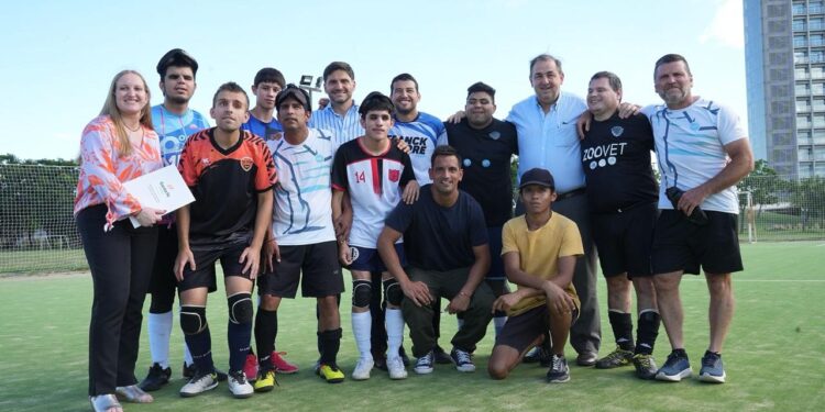 Pullaro acompañó el entrenamiento de Los Búhos y anunció apoyo para su preparación hacia la final nacional.