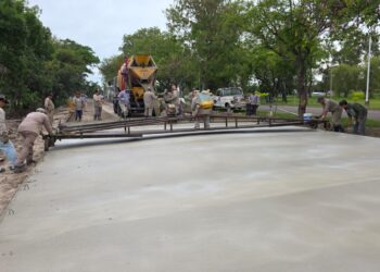 VILLA OCAMPO: PAVIMENTACIÓN DE LOS PRIMEROS CIEN METROS DEL ACCESO NORTE.