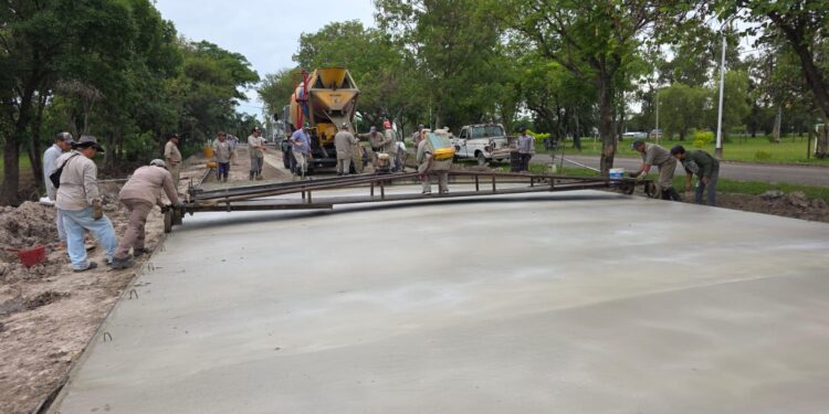 VILLA OCAMPO: PAVIMENTACIÓN DE LOS PRIMEROS CIEN METROS DEL ACCESO NORTE.