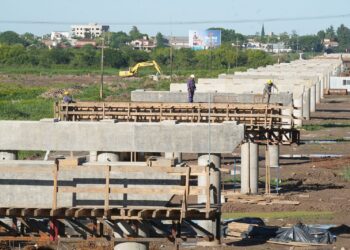 Puente Santa Fe-Santo Tomé: con un avance de 25 %, comenzó una nueva etapa de la obra con la colocación de las vigas longitudinales.