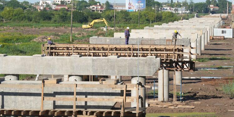 Puente Santa Fe-Santo Tomé: con un avance de 25 %, comenzó una nueva etapa de la obra con la colocación de las vigas longitudinales.
