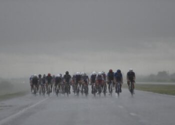 Ciclismo: un frente de tormenta en la zona de Coronda y Arocena, obligó a suspender la histórica Santa Fe-Rosario.
