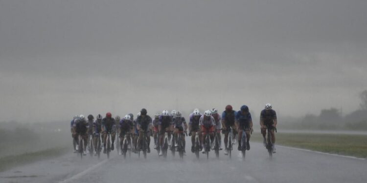 Ciclismo: un frente de tormenta en la zona de Coronda y Arocena, obligó a suspender la histórica Santa Fe-Rosario.