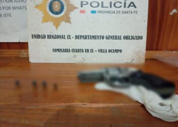 VILLA OCAMPO: Tres aprehendidos tras denuncia por uso de arma de fuego y graves disturbios en sede policial.