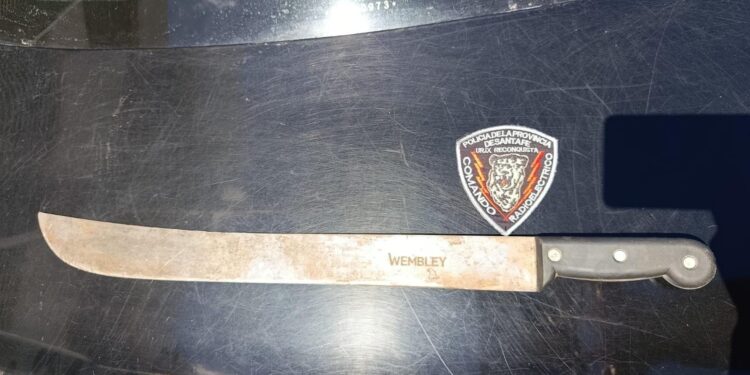 RECONQUISTA: APREHENDIERON A UNA PAREJA QUE INTIMIDABA CON UN MACHETE A VECINOS Y MENORES.