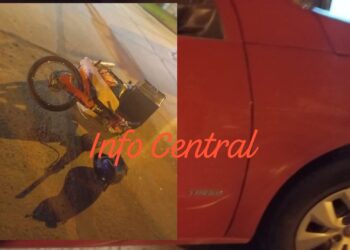 Colisión entre moto y automóvil dejó un joven lesionado en Villa Ocampo.