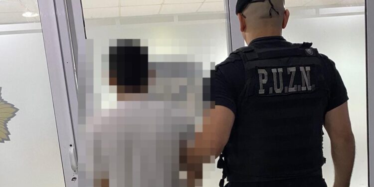  Resistencia y agresión a una suboficial durante un procedimiento policial en Las Toscas.