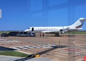 Messi en el Aeropuerto Internacional de Sauce Viejo: más de mil personas recibieron al GOAT sin inconvenientes.