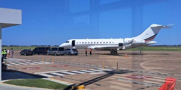 Messi en el Aeropuerto Internacional de Sauce Viejo: más de mil personas recibieron al GOAT sin inconvenientes.