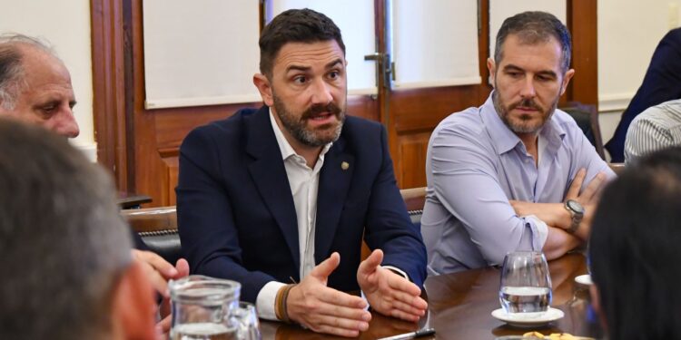 La Región Litoral avanza en el reconocimiento recíproco de licencias de pesca deportiva para residentes.