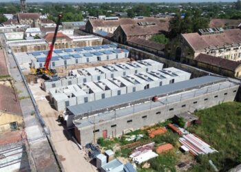 El Gobierno Provincial continúa con la construcción de 4 pabellones de aislamiento en la Cárcel de Coronda: ya montó 66 nuevas celdas.