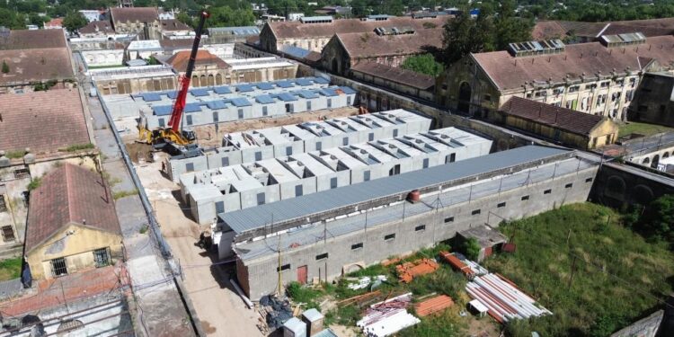 El Gobierno Provincial continúa con la construcción de 4 pabellones de aislamiento en la Cárcel de Coronda: ya montó 66 nuevas celdas.