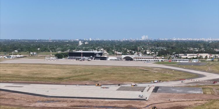 Llegó el día: Provincia inaugura la nueva pista del Aeropuerto de Rosario con música en vivo, sorteos de pasajes internacionales y visitas guiadas.