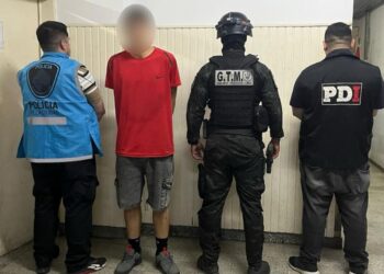 Cayó en Rosario un menor que había intentado robarle el arma a una policía en CABA.