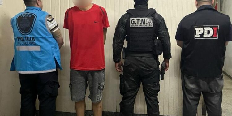 Cayó en Rosario un menor que había intentado robarle el arma a una policía en CABA.