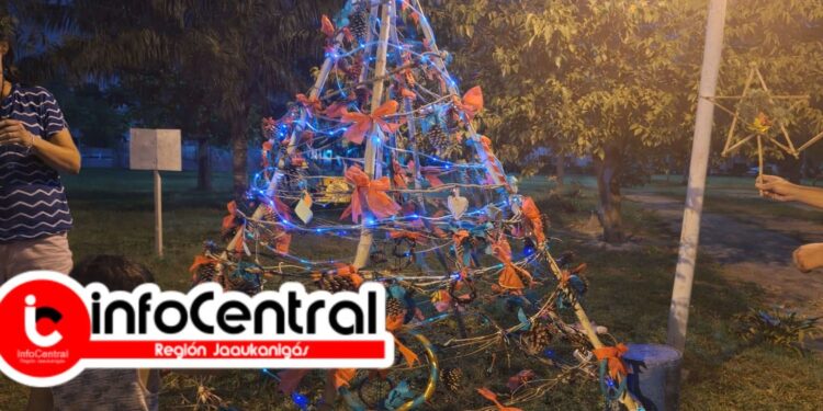 Villa Ocampo: Vandalismo en el Barrio Oeste: el video muestra el momento en que destruyen el árbol de Navidad