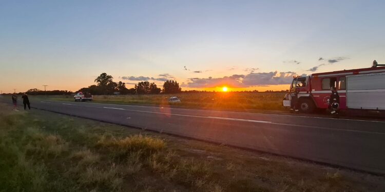 Accidente vial en Ruta Nacional 11: un automóvil impactó contra un poste en Villa Ocampo.