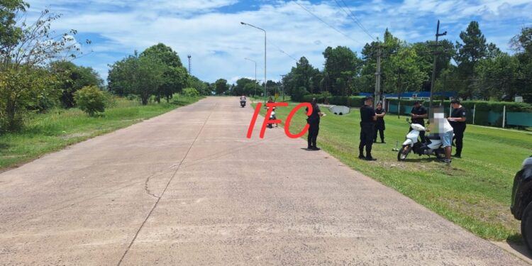 Accidente de tránsito en Las Toscas: una mujer resultó lesionada tras la caída de una motocicleta.