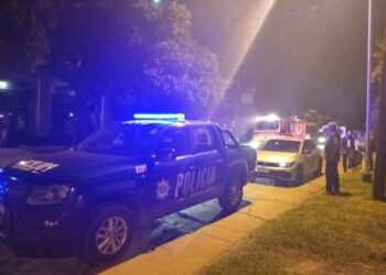  Una chispa encendió la alarma: incendio nocturno en un galpón industrial de Villa Ocampo.