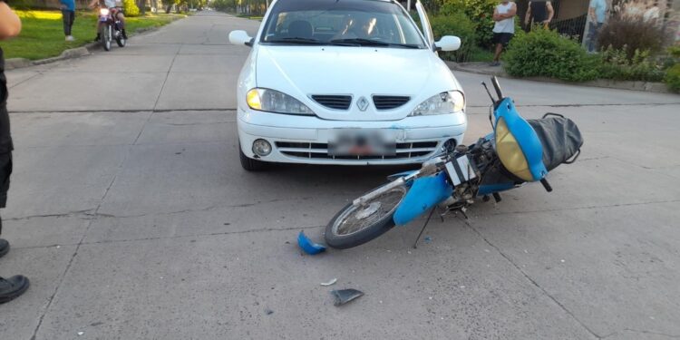  Colisión entre motocicleta y automóvil dejó un herido en Villa Ocampo.