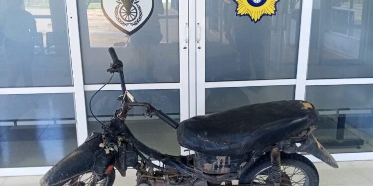 Las Toscas: aprehenden a un hombre y secuestran una motocicleta con pedido activo por hurto calificado.