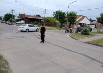 Colisión entre una motocicleta y un automóvil dejó un herido leve en Villa Ocampo.