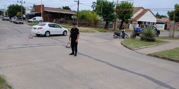 Colisión entre una motocicleta y un automóvil dejó un herido leve en Villa Ocampo.