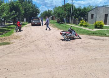  Colisión entre una motocicleta y una camioneta dejó un herido en Las Toscas.