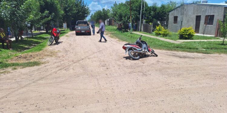  Colisión entre una motocicleta y una camioneta dejó un herido en Las Toscas.