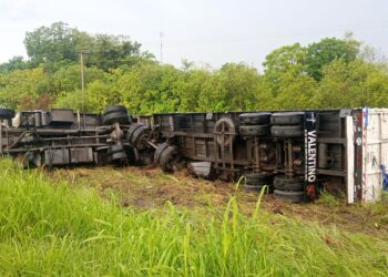 Vuelco de camión cargado con gaseosas en un tramo rural de Guadalupe Norte.