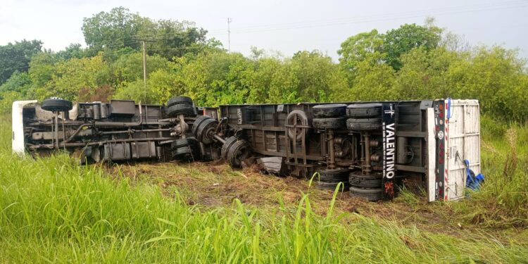 Vuelco de camión cargado con gaseosas en un tramo rural de Guadalupe Norte.
