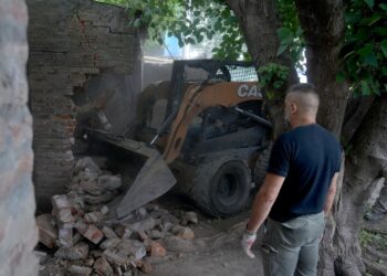 Provincia derribó en VGG una propiedad que era búnker de venta de drogas y aguantadero de delincuentes.