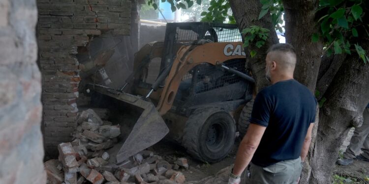 Provincia derribó en VGG una propiedad que era búnker de venta de drogas y aguantadero de delincuentes.