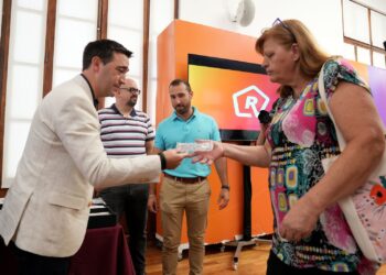 Provincia entregó a jubilados marcos de lentes decomisados al delito.