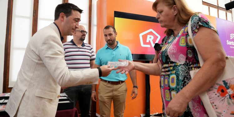 Provincia entregó a jubilados marcos de lentes decomisados al delito.