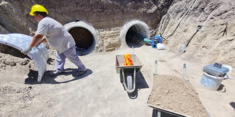 Riesgo hídrico: el Gobierno Provincial se cansó de esperar los permisos de Nación y dio inicio a una obra hídrica que Vera necesita desde hace años.