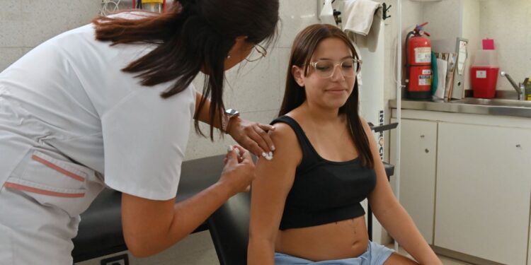 Santa Fe inició la vacunación contra el virus sincicial respiratorio como estrategia de cuidado integral durante el embarazo.