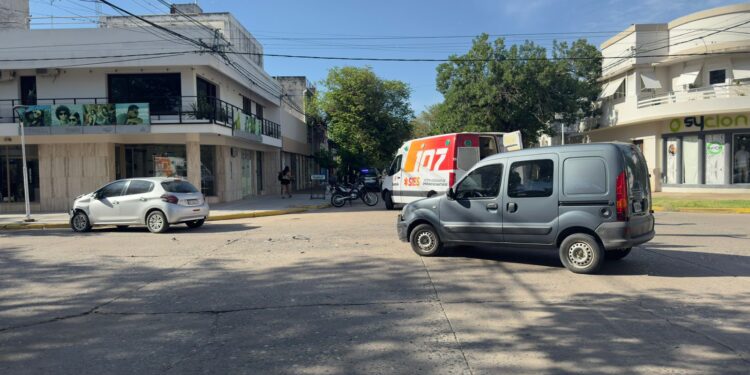  RECONQUISTA: DOS PERSONAS TRASLADADAS AL HOSPITAL TRAS CHOQUE EN PLENO CENTRO.