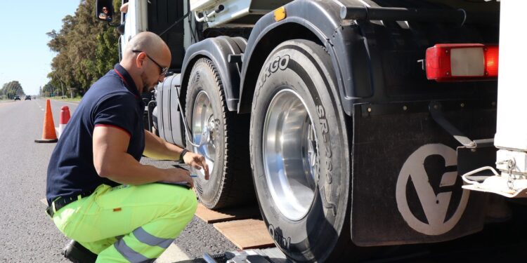 Pesaje de camiones: Provincia detectó excesos de hasta 25.000 kilos y las multas llegan hasta $ 18 millones.