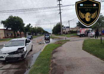 Avellaneda: un herido tras choque entre dos automóviles en la intersección de calles 21 y 16.