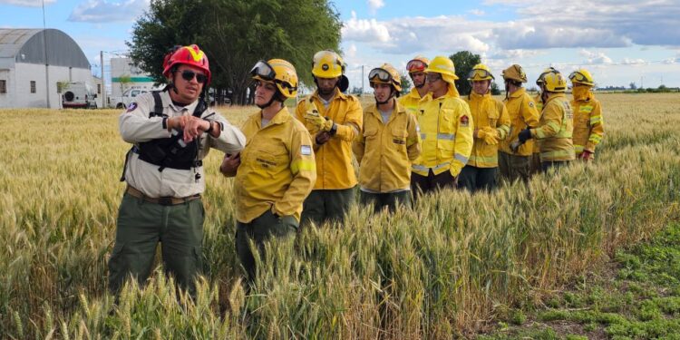 Brigadistas santafesinos se capacitaron en el uso seguro y la coordinación de medios de transporte aéreos.