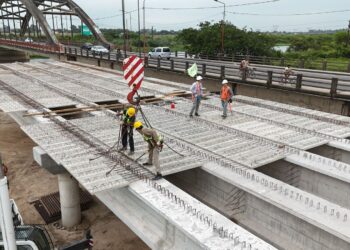 A paso firme: el nuevo Puente Carretero ya muestra la unión de vigas con prelosas.