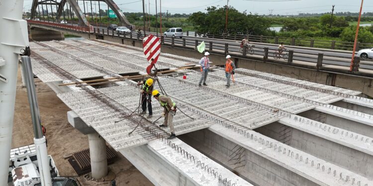 A paso firme: el nuevo Puente Carretero ya muestra la unión de vigas con prelosas.