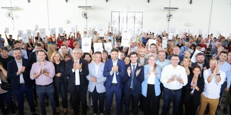 Regularización dominial: más familias de los 19 departamentos accedieron a su escritura en 2025.