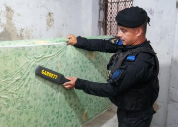 Provincia entregó al Servicio Penitenciario nuevas paletas detectoras de metales.