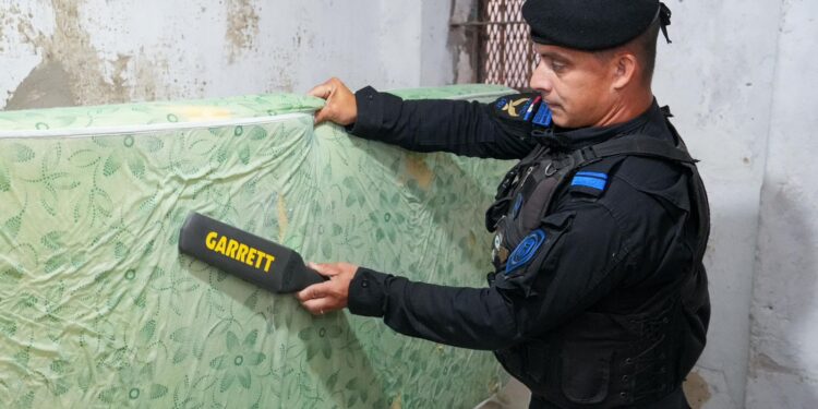 Provincia entregó al Servicio Penitenciario nuevas paletas detectoras de metales.