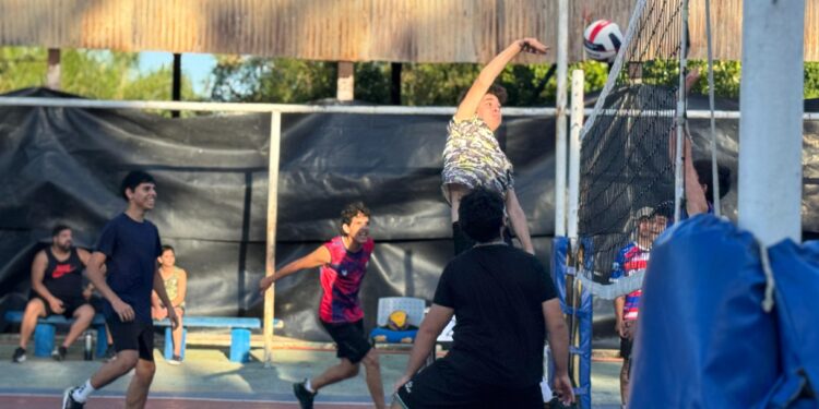 Primer día del Encuentro Infantil de Vóley en Villa Ocampo.