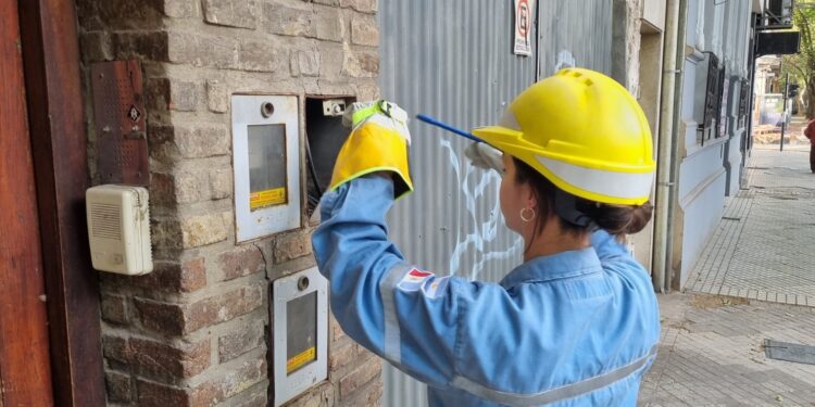 Operativos antienganchados a la luz: el gobierno recuperó cifras millonarias y cortó miles de conexiones clandestinas.