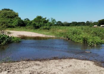 Corte de camino hacia el río Paraná por crecida de los ríos.